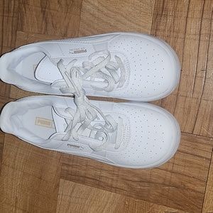 Puma  White Sneakers low top BOYS SIZE 2